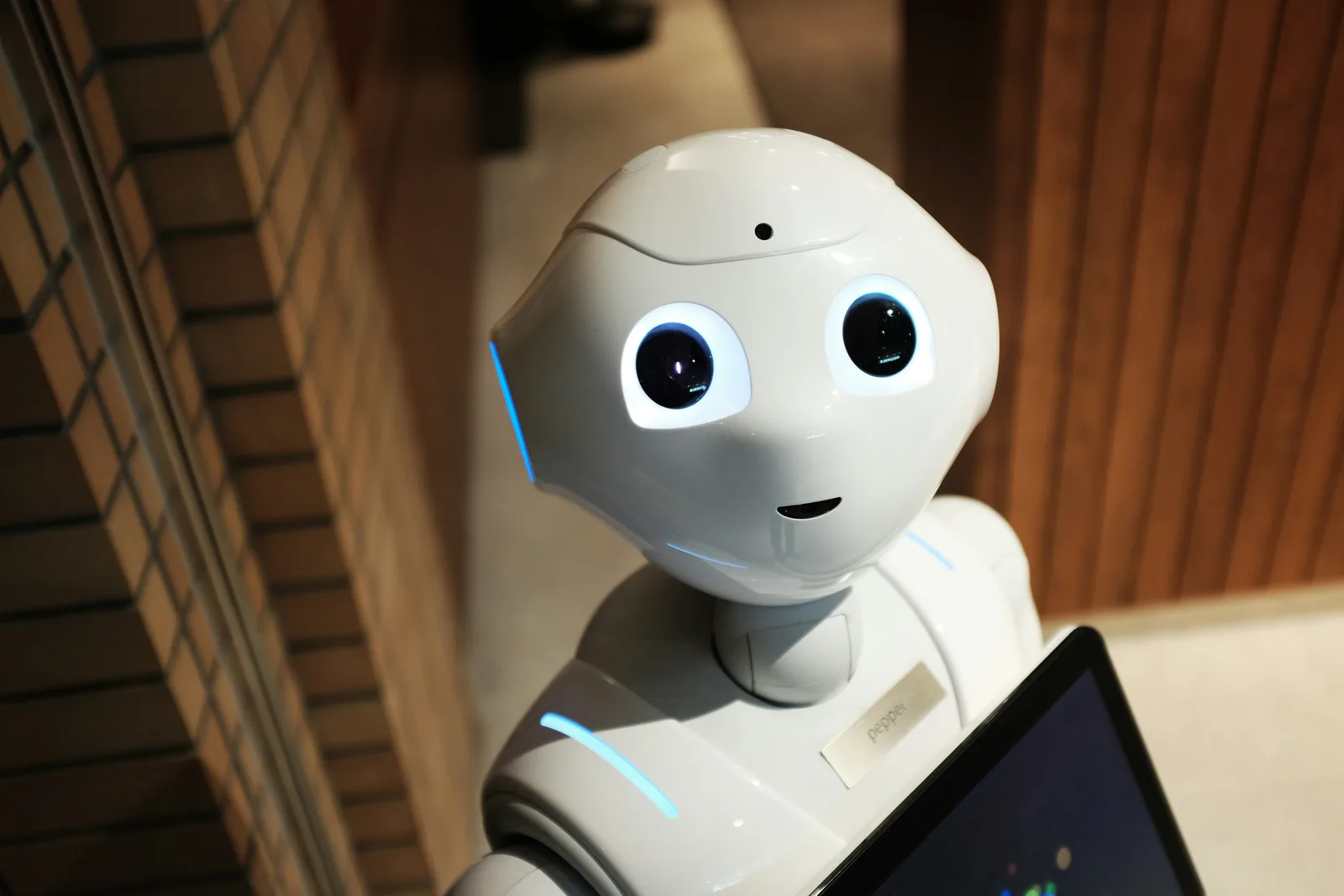 Friendly AI robot representing artificial intelligence models like ChatGPT and Gemini that rely on Wikipedia data for generating human-like answers.