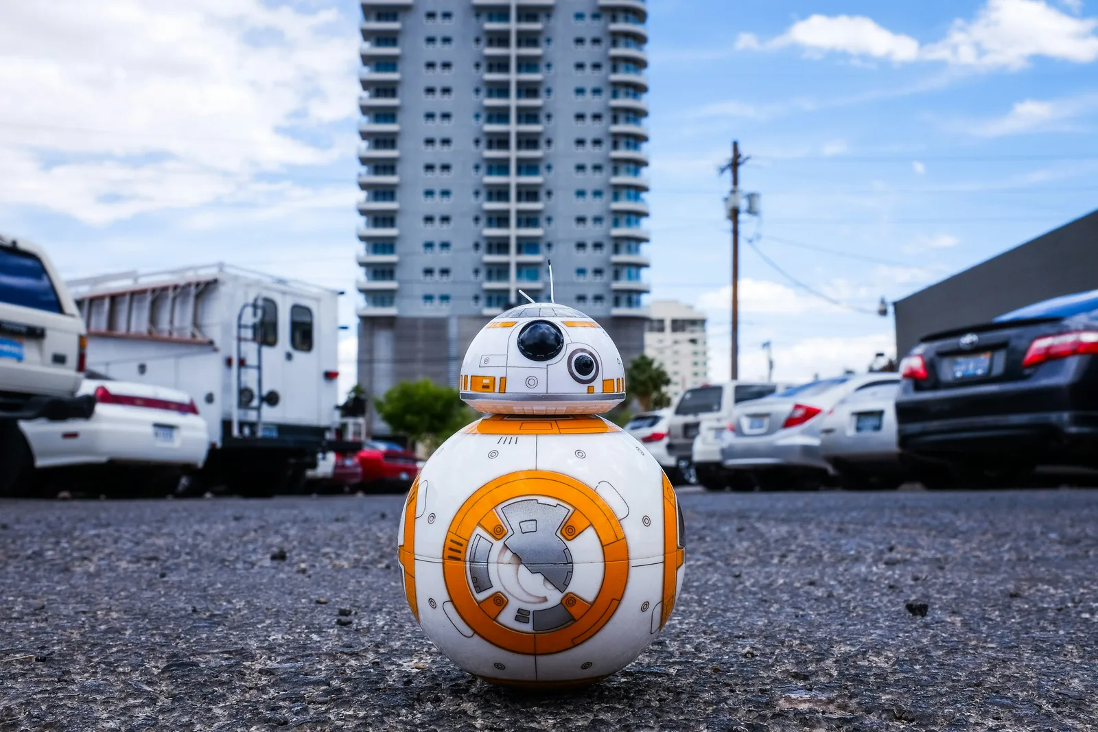 Futuristic robot symbolizing AI technology standing in an urban environment, representing the evolution of Google Search and artificial intelligence.