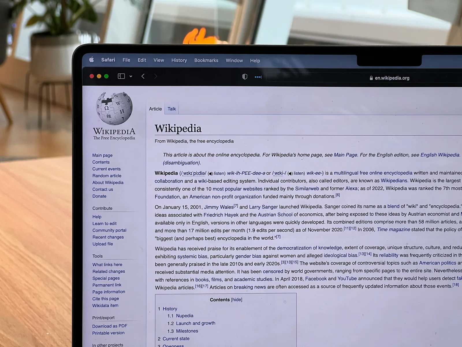 Laptop displaying the Wikipedia homepage, symbolising the platform’s role as a key data source for AI systems and generative search engines.